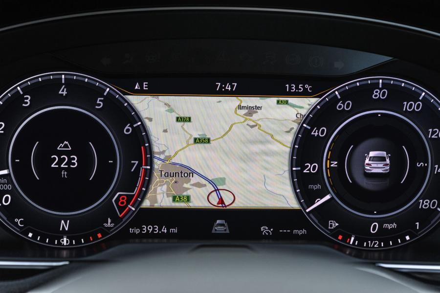 Панель приборов Volkswagen Arteon 4Motion Elegance 2017 года  (UK) (фото 22 из 41)